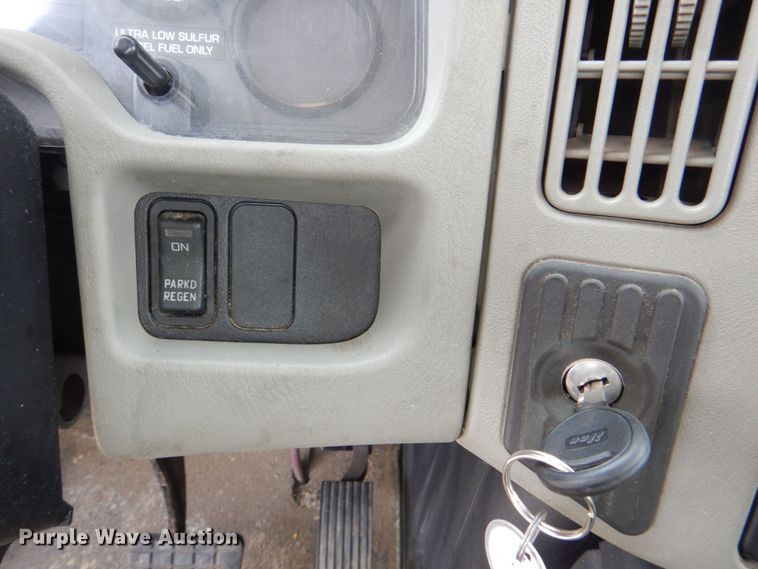 image for item DS8228 2009 International 4100  truck cab and chassis