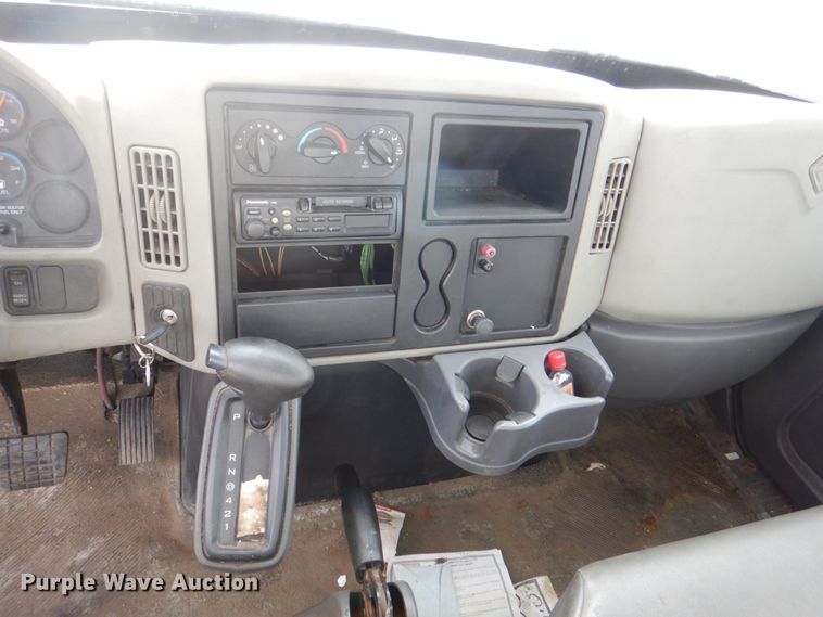 image for item DS8228 2009 International 4100  truck cab and chassis