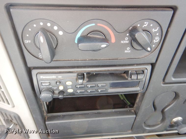 image for item DS8228 2009 International 4100  truck cab and chassis