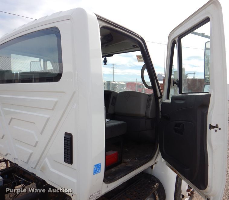 image for item DS8228 2009 International 4100  truck cab and chassis