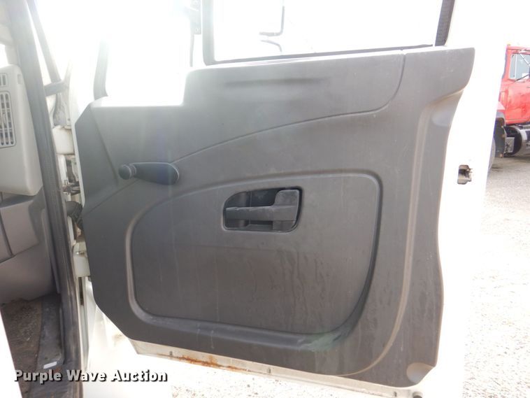 image for item DS8228 2009 International 4100  truck cab and chassis