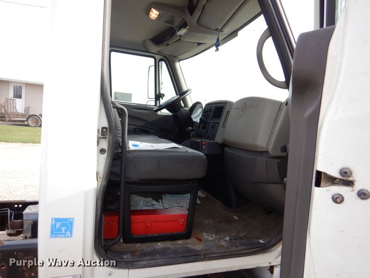 image for item DS8228 2009 International 4100  truck cab and chassis
