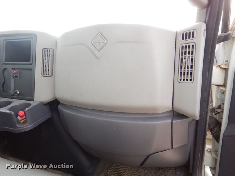 image for item DS8228 2009 International 4100  truck cab and chassis