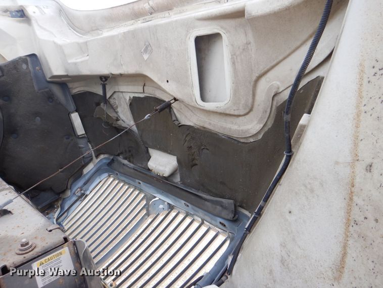 image for item DS8228 2009 International 4100  truck cab and chassis