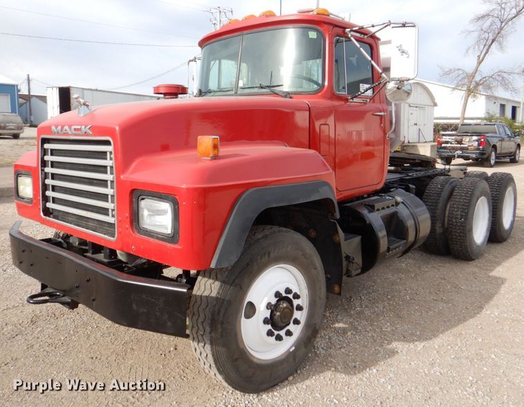 image for item DS8229 2001 Mack RD690S  semi truck