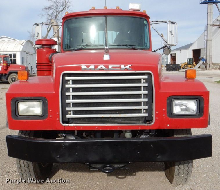 image for item DS8229 2001 Mack RD690S  semi truck