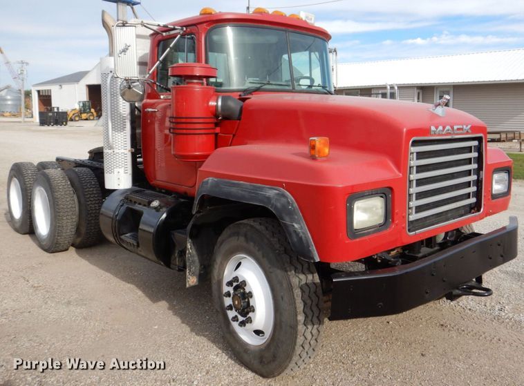 image for item DS8229 2001 Mack RD690S  semi truck