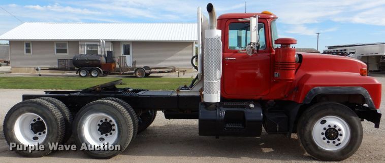 image for item DS8229 2001 Mack RD690S  semi truck