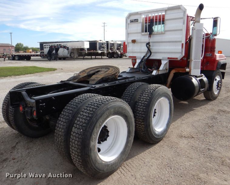 image for item DS8229 2001 Mack RD690S  semi truck