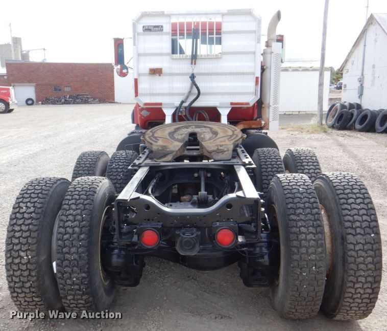 image for item DS8229 2001 Mack RD690S  semi truck