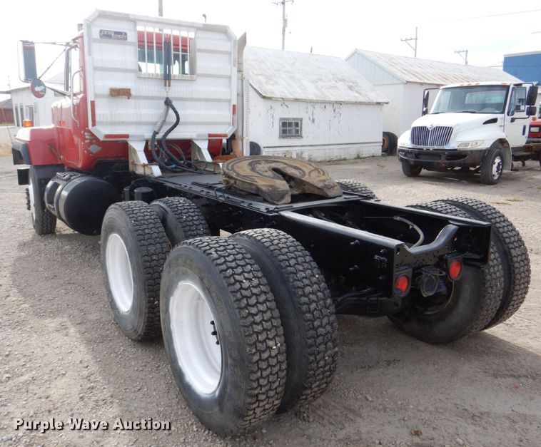 image for item DS8229 2001 Mack RD690S  semi truck