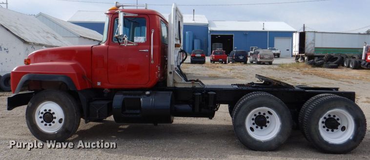 image for item DS8229 2001 Mack RD690S  semi truck