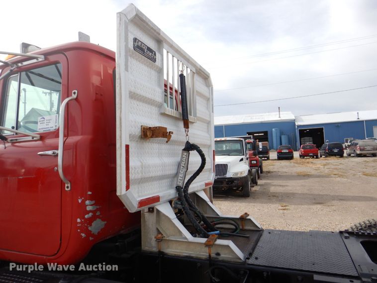 image for item DS8229 2001 Mack RD690S  semi truck