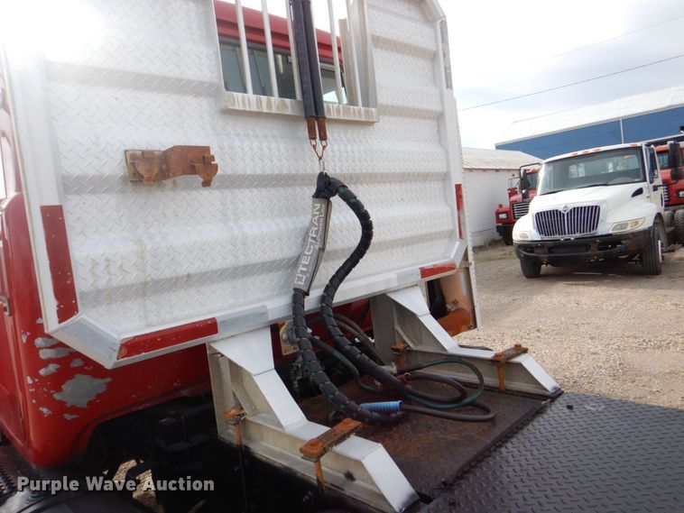 image for item DS8229 2001 Mack RD690S  semi truck