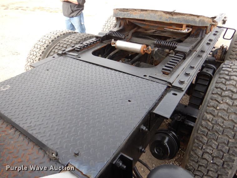 image for item DS8229 2001 Mack RD690S  semi truck