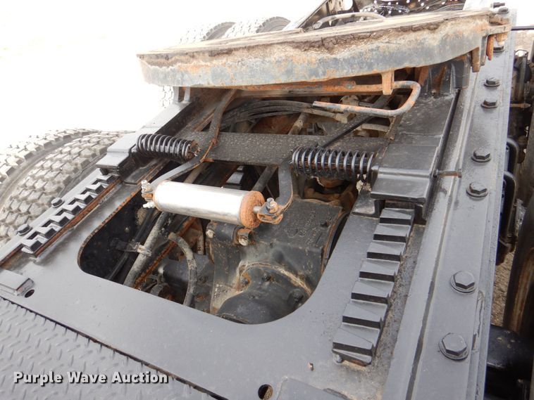 image for item DS8229 2001 Mack RD690S  semi truck