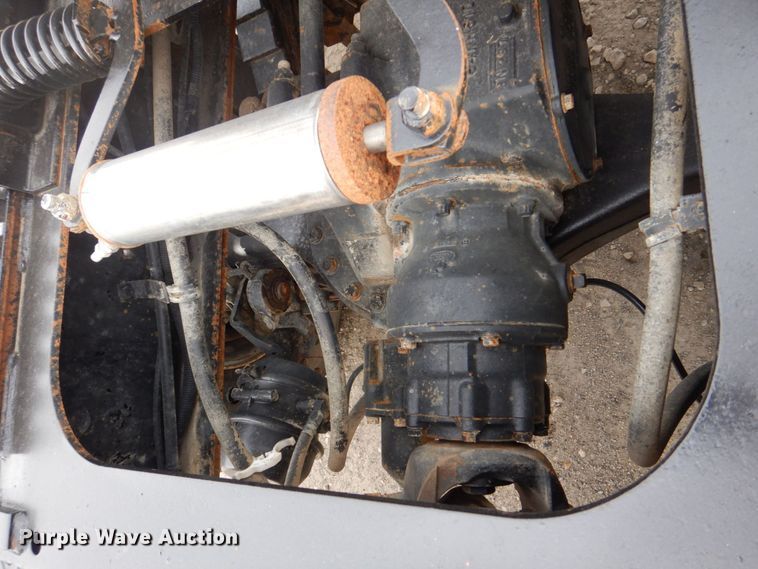 image for item DS8229 2001 Mack RD690S  semi truck