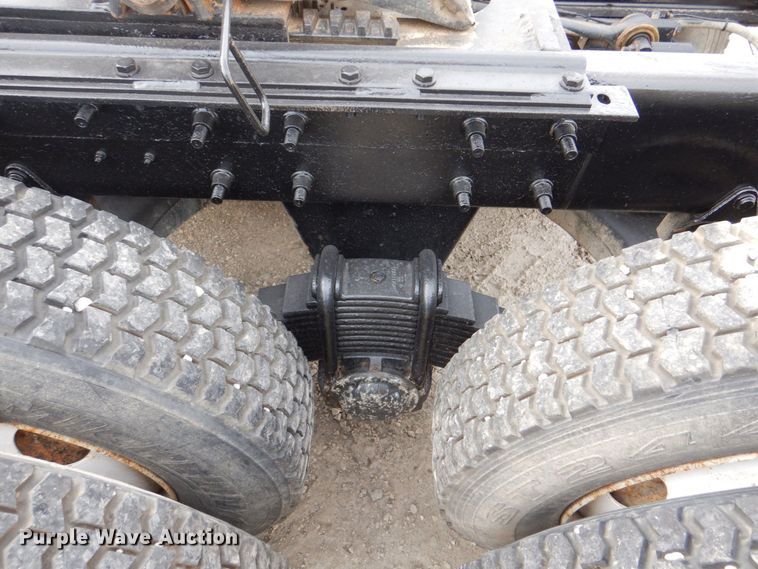 image for item DS8229 2001 Mack RD690S  semi truck