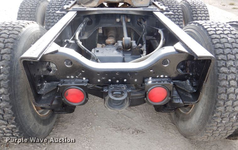 image for item DS8229 2001 Mack RD690S  semi truck