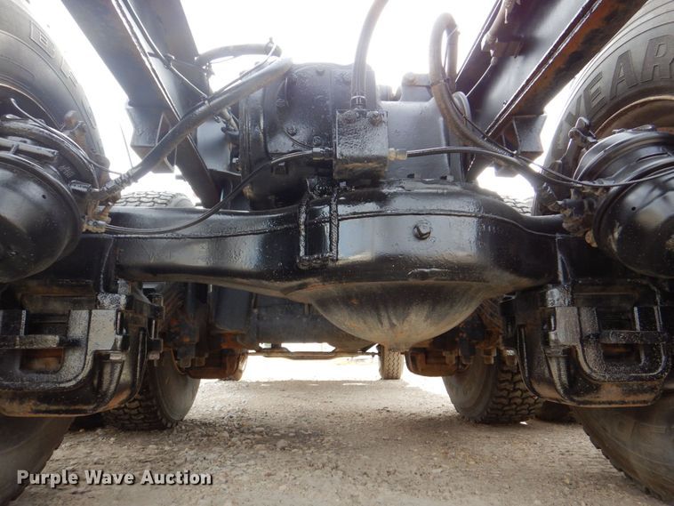 image for item DS8229 2001 Mack RD690S  semi truck