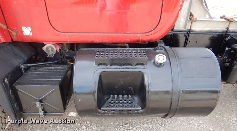 image for item DS8229 2001 Mack RD690S  semi truck