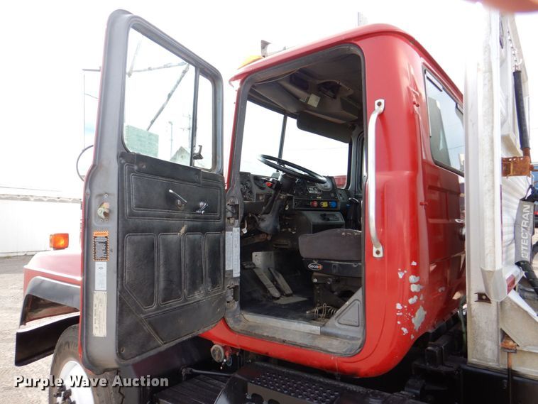 image for item DS8229 2001 Mack RD690S  semi truck