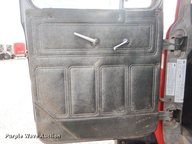 image for item DS8229 2001 Mack RD690S  semi truck