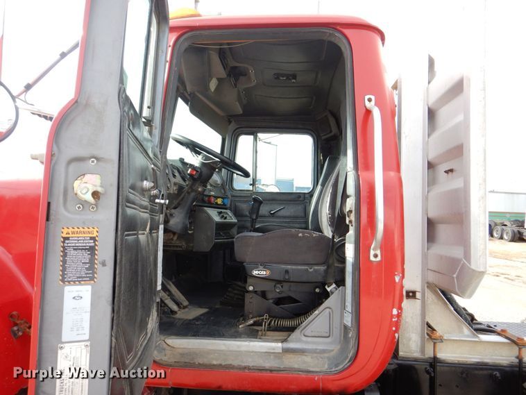 image for item DS8229 2001 Mack RD690S  semi truck