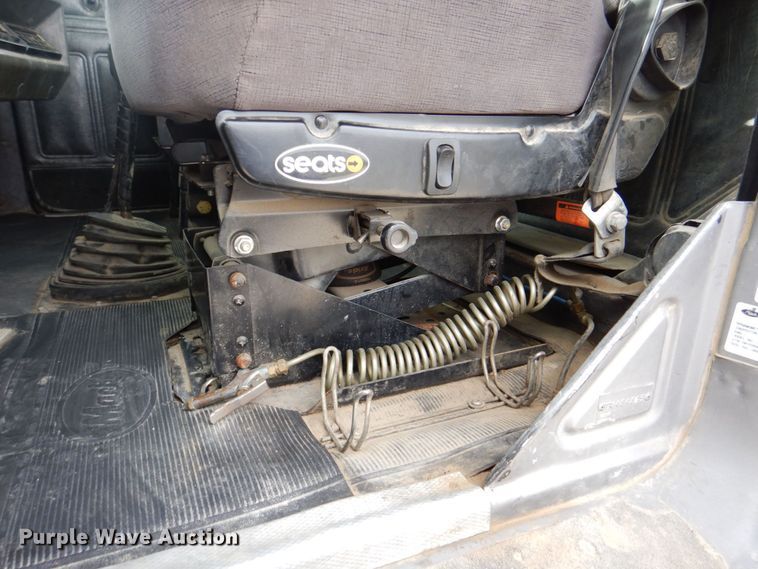 image for item DS8229 2001 Mack RD690S  semi truck