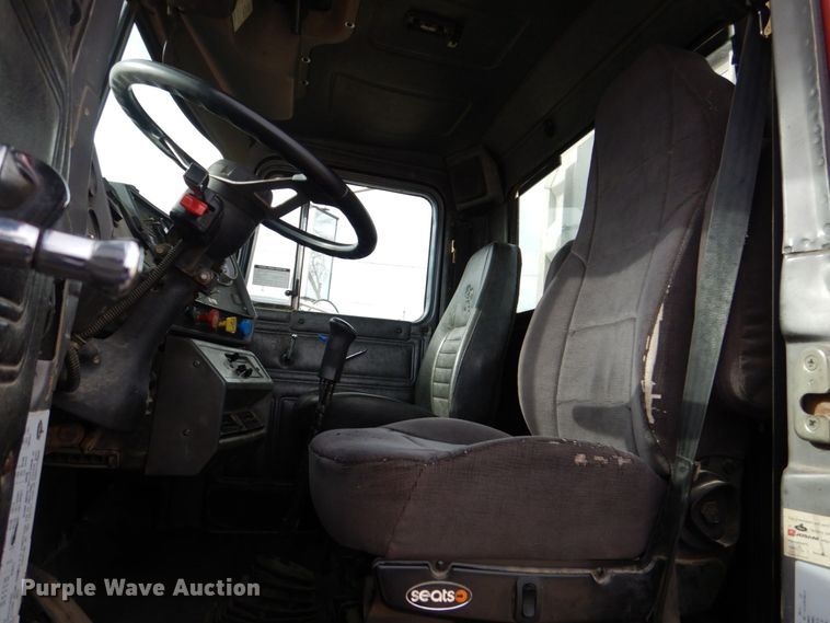 image for item DS8229 2001 Mack RD690S  semi truck