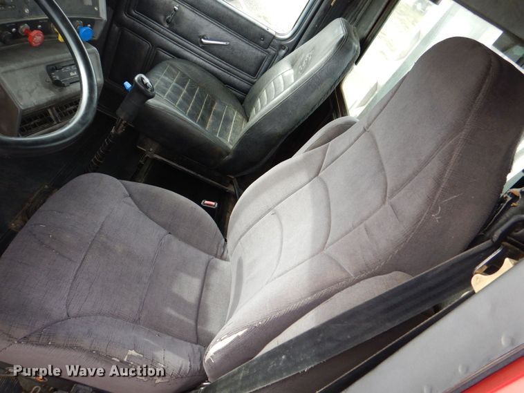 image for item DS8229 2001 Mack RD690S  semi truck