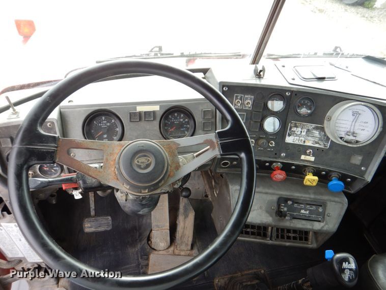 image for item DS8229 2001 Mack RD690S  semi truck