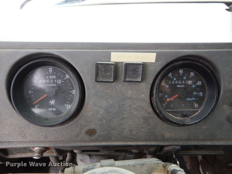 image for item DS8229 2001 Mack RD690S  semi truck