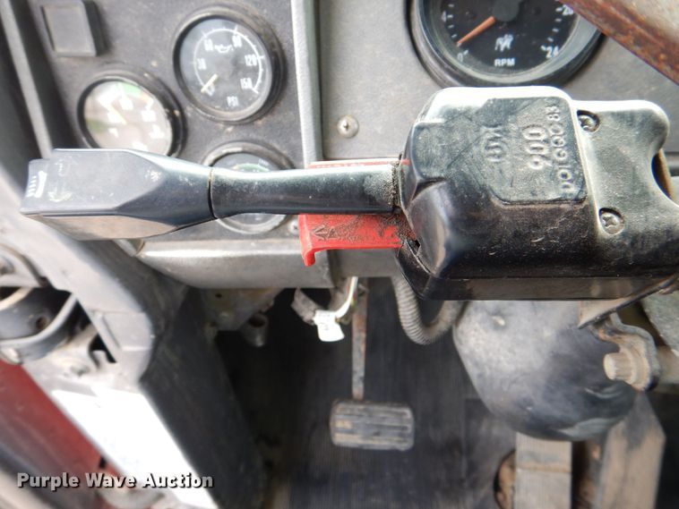 image for item DS8229 2001 Mack RD690S  semi truck