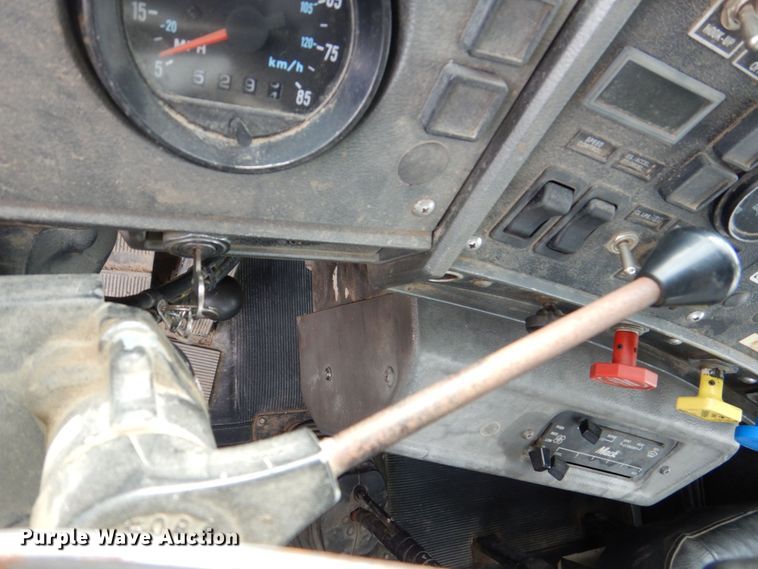 image for item DS8229 2001 Mack RD690S  semi truck