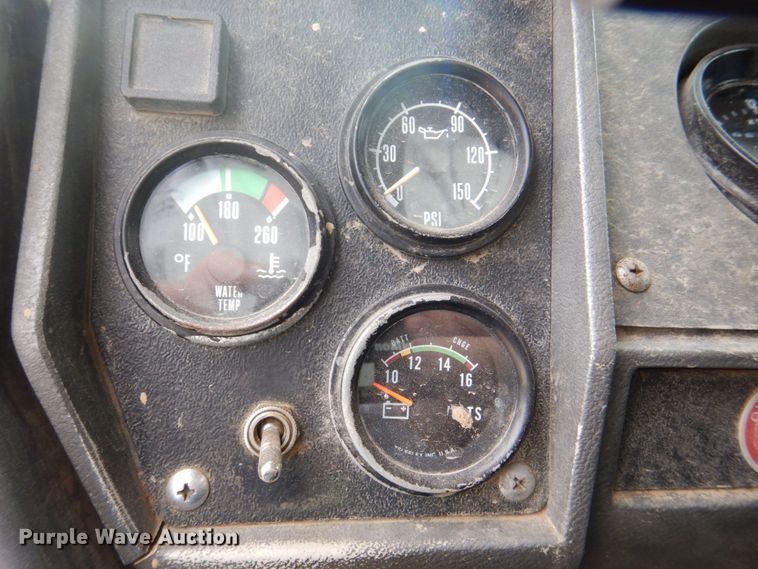 image for item DS8229 2001 Mack RD690S  semi truck