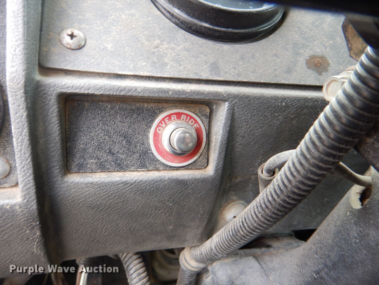 image for item DS8229 2001 Mack RD690S  semi truck