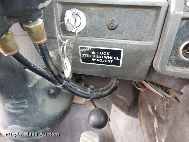 image for item DS8229 2001 Mack RD690S  semi truck