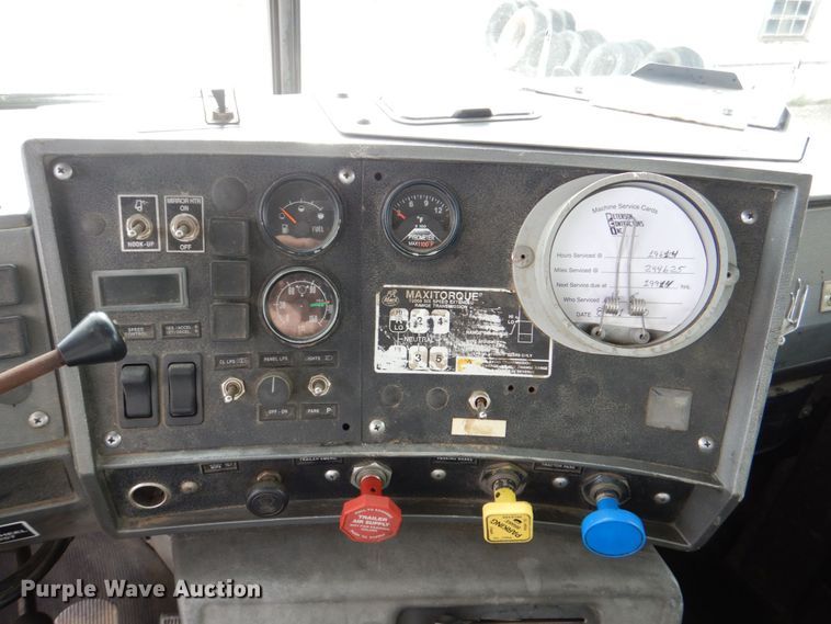 image for item DS8229 2001 Mack RD690S  semi truck