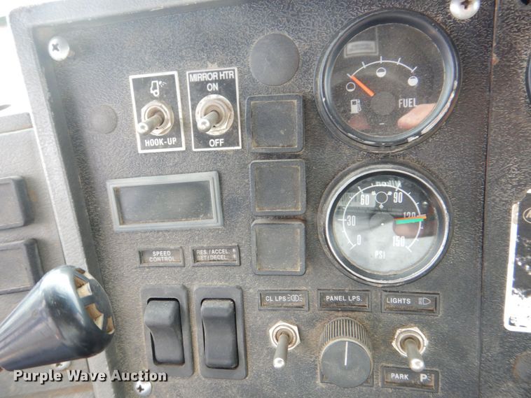 image for item DS8229 2001 Mack RD690S  semi truck