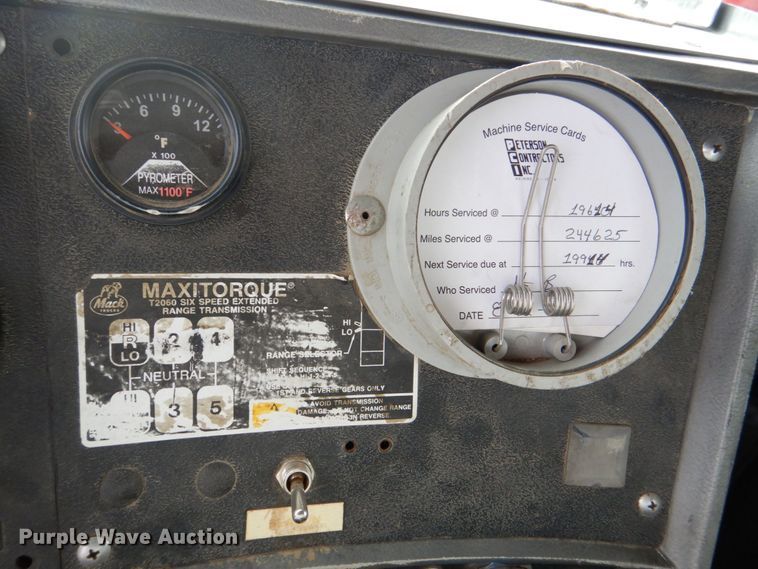 image for item DS8229 2001 Mack RD690S  semi truck