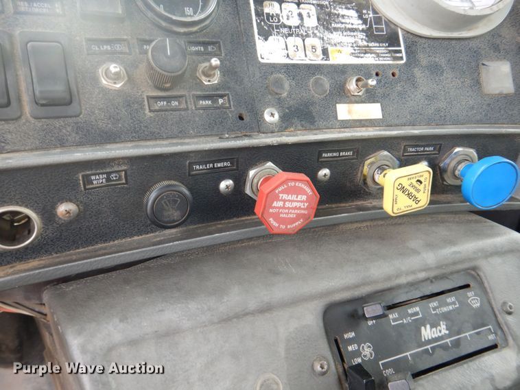 image for item DS8229 2001 Mack RD690S  semi truck