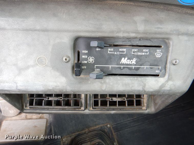 image for item DS8229 2001 Mack RD690S  semi truck