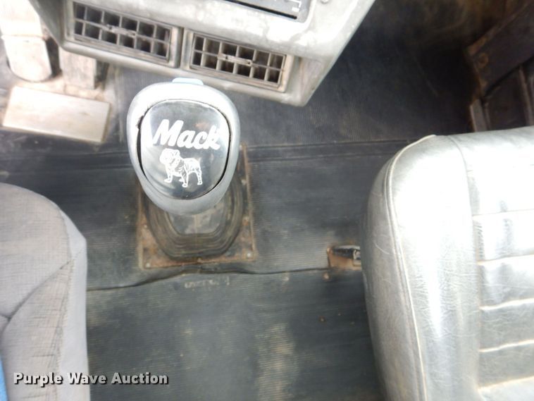 image for item DS8229 2001 Mack RD690S  semi truck