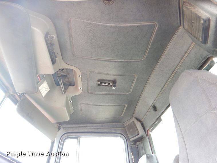 image for item DS8229 2001 Mack RD690S  semi truck