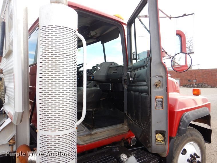 image for item DS8229 2001 Mack RD690S  semi truck