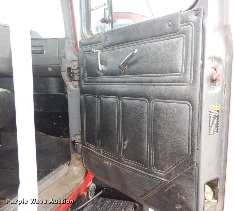 image for item DS8229 2001 Mack RD690S  semi truck