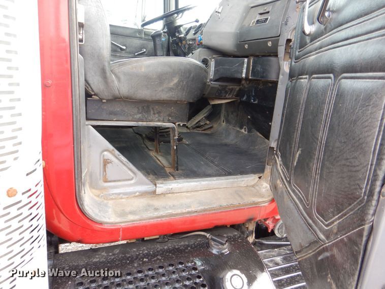 image for item DS8229 2001 Mack RD690S  semi truck