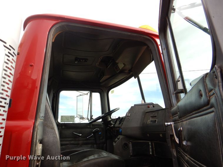 image for item DS8229 2001 Mack RD690S  semi truck