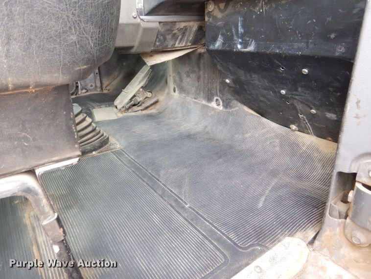 image for item DS8229 2001 Mack RD690S  semi truck